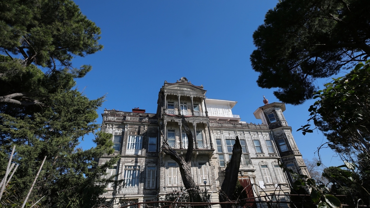 Kırk bin altına mal olduğu kayıtlarda yazılı olan köşkün deniz tarafında, bir kule mevcut. Köşkün kara tarafına açılan çift kanatlı, büyük oymalı demir kapısının karşısında iki güzel bina bulunuyor.
