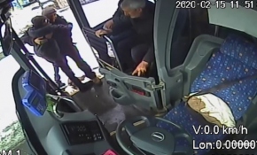 Durakta bekleyen engelliyi kucağına alarak otobüse bindirdi