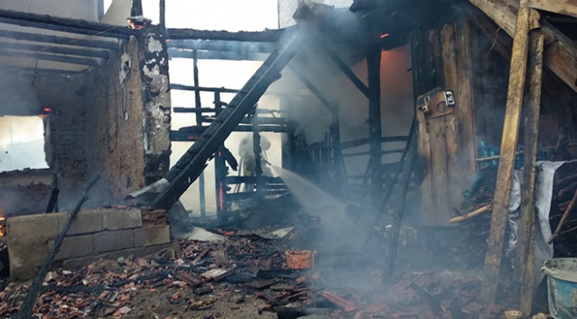 Denizli'de yangın: İki katlı ahşap ev kül oldu