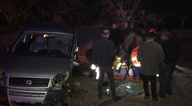 Kars’ta otomobil şarampole devrildi: 2 yaralı