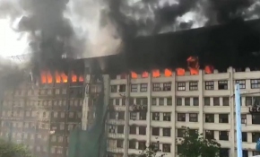 Hindistan’da resmi dairelerin olduğu binada korkutan yangın