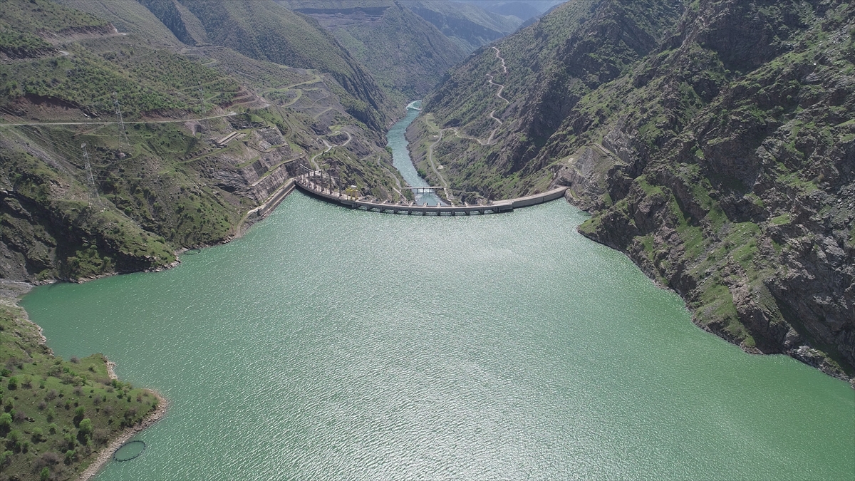 Fırat havzasına düşen bol yağmur ve eriyen kara bağlı olarak baraj göllerinin su seviyeleri yükselirken, buna bağlı olarak barajlardaki elektrik üretiminde de artış oldu.