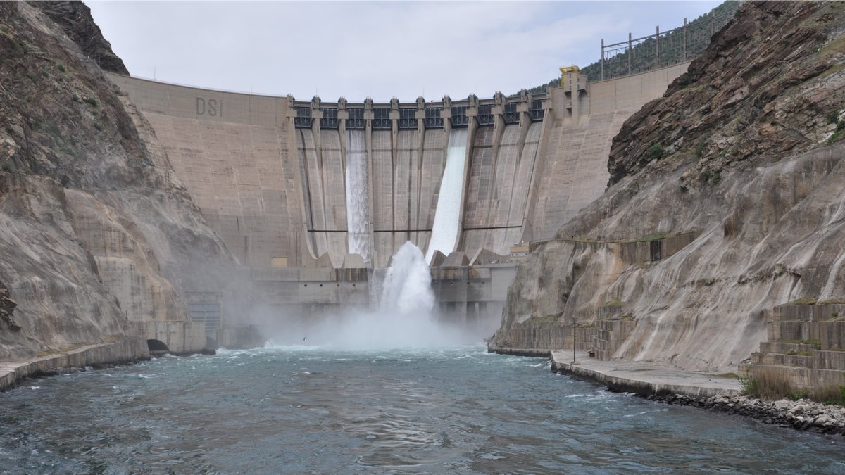 1992`de tamamlanarak elektrik enerjisi üretmeye başlayan Atatürk Barajı, kurulduğundan bu yana yaklaşık 184 milyar kilovatsaat, 1987 yılında hizmete açılan Karakaya ise bugüne kadar 219 milyar kilovatsaat elektrik üretimi gerçekleştirdi.