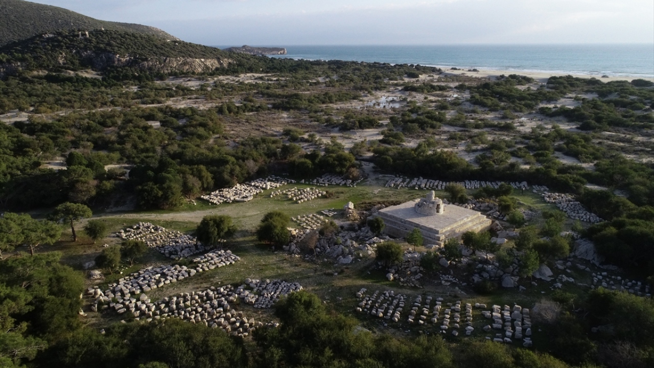 Osmanlı Devleti döneminde Cem Sultan`ın, babası Fatih`in emriyle Rodoslularla Patara Limanı`nda görüştüğünü anlatan Işık, Patara`nın, "mücevher" gibi gördükleri bir deniz fenerine sahip olduğunu dile getirdi.