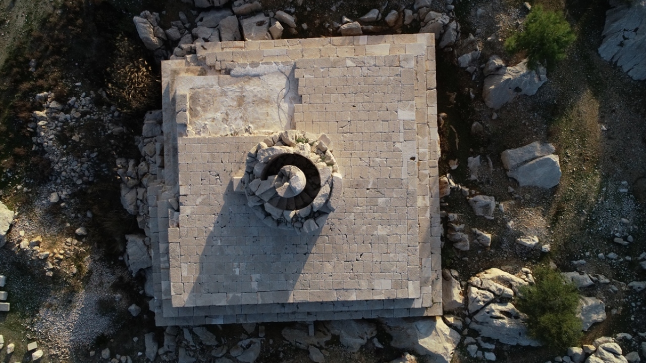 Fenerin üzerinde altın harflerle yazılmış bir yazıt olduğunu belirten Prof. Dr. Işık, yazıtta, imparator Neron`un, fenerin yapım tarihi ve hangi vali tarafından inşa ettirildiğini anlatan ifadelerinin yer aldığını söyledi.