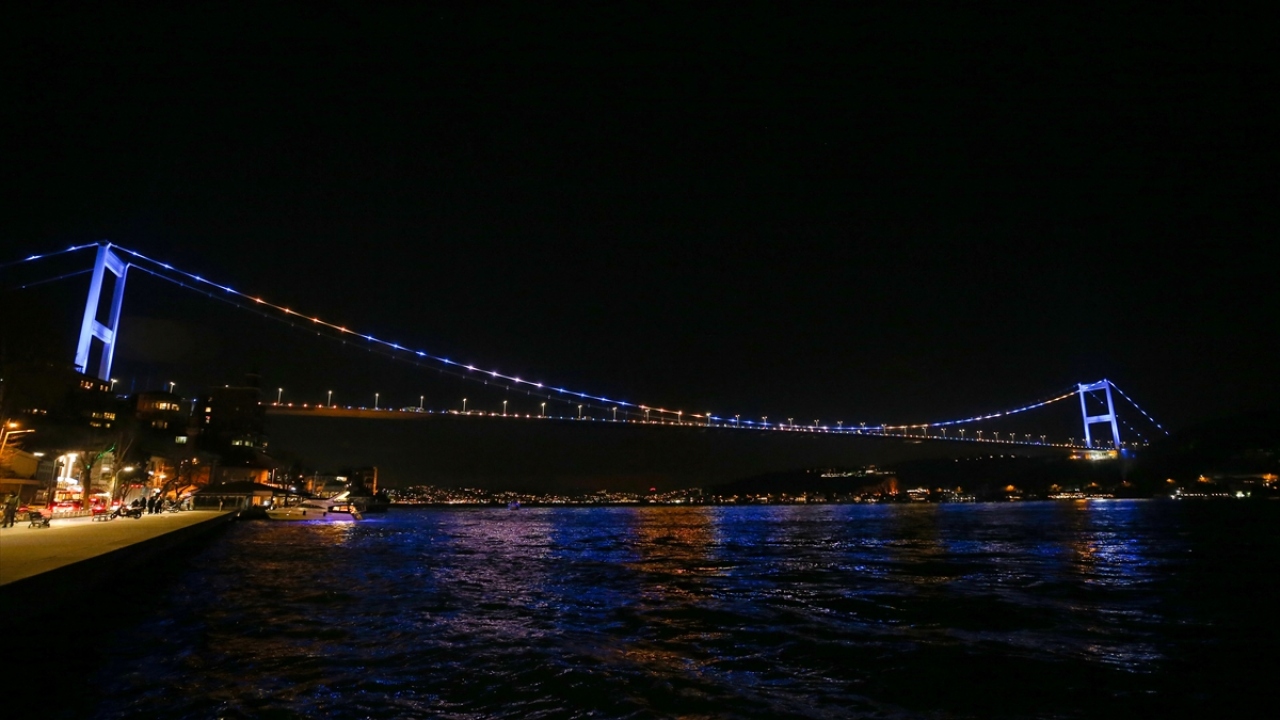 İstanbul`un iki köprüsü Kosova bayrağı renklerine büründü
