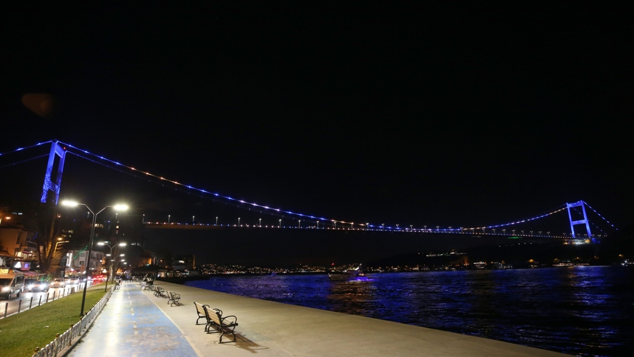 İstanbul`un iki köprüsü Kosova bayrağı renklerine büründü