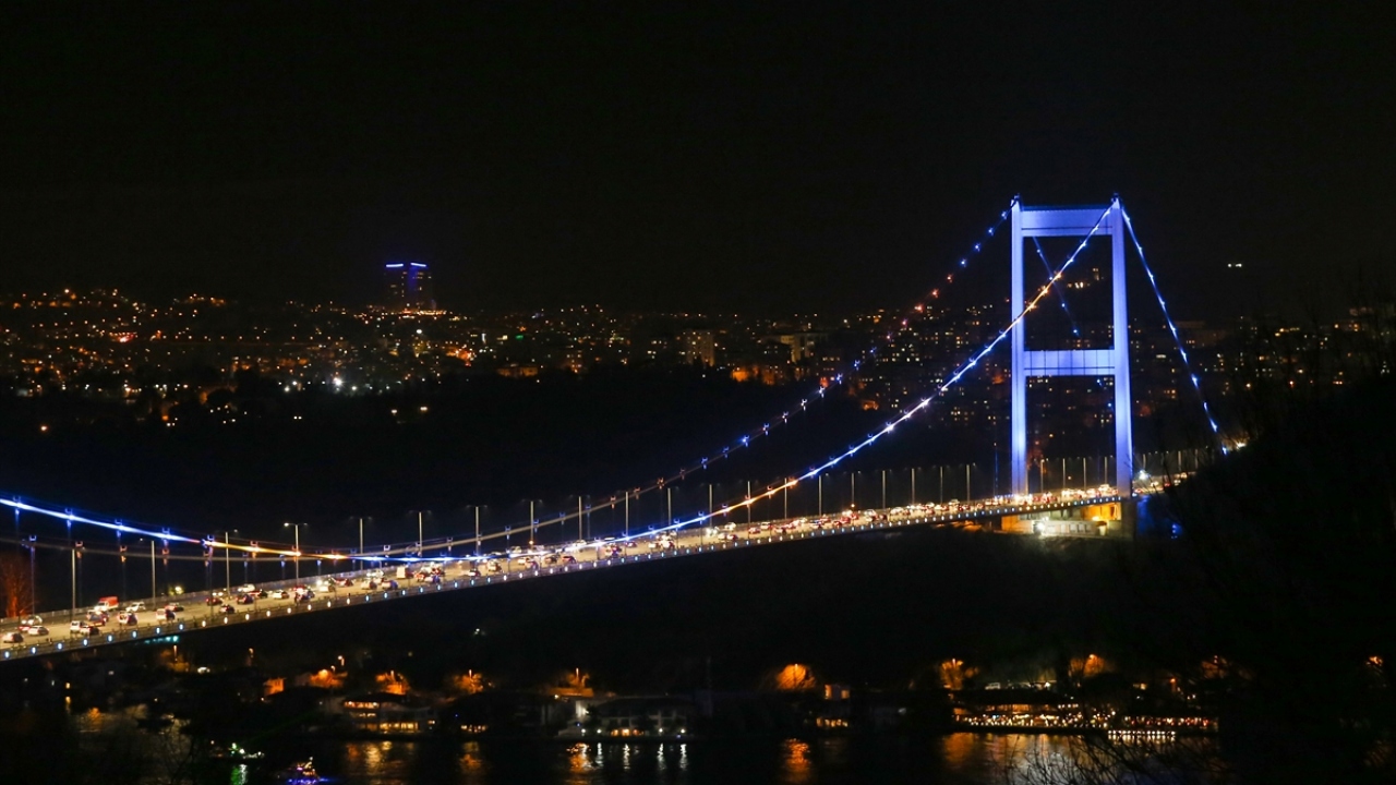 İstanbul`un iki köprüsü Kosova bayrağı renklerine büründü