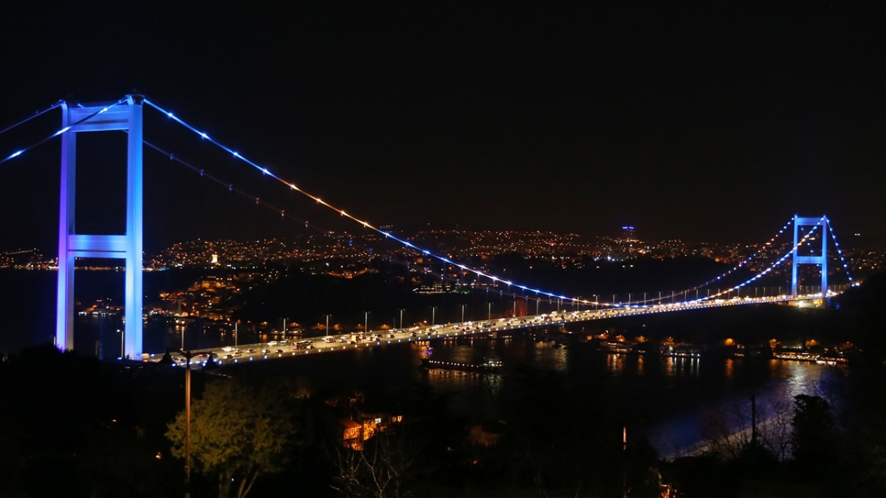 İstanbul`un iki köprüsü Kosova bayrağı renklerine büründü