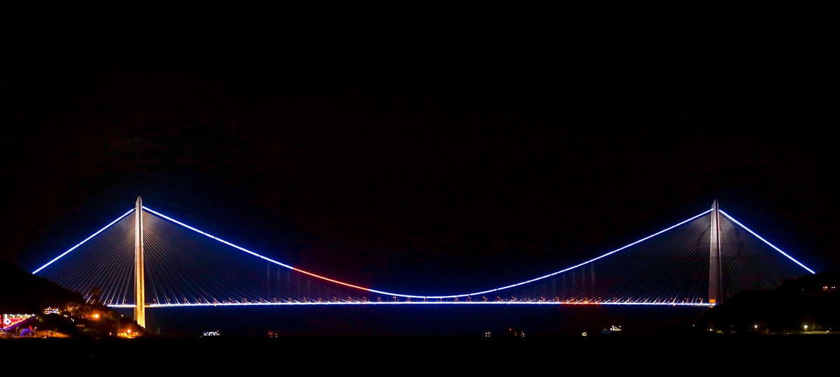 İstanbul`un iki köprüsü Kosova bayrağı renklerine büründü
