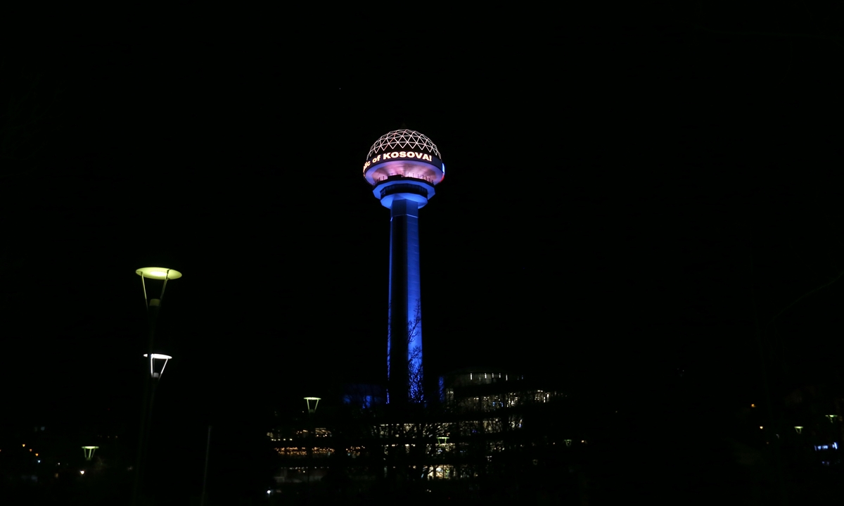 Ankara`nın simgesi Atakule Kosova bayrağı renklerine büründü