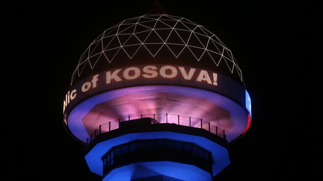 Ankara`nın simgesi Atakule Kosova bayrağı renklerine büründü
