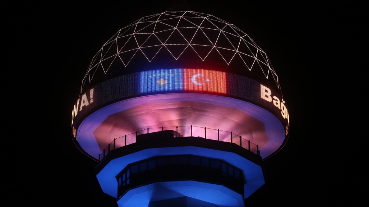 Ankara`nın simgesi Atakule Kosova bayrağı renklerine büründü