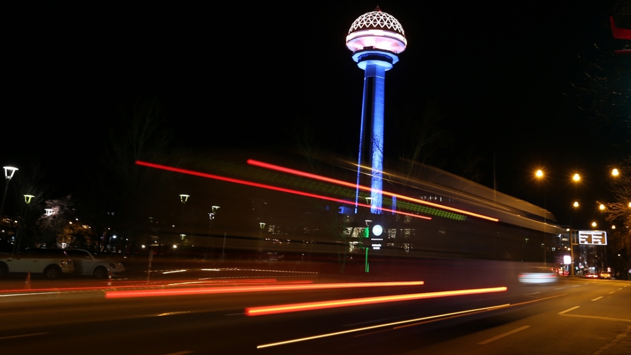Ankara`nın simgesi Atakule Kosova bayrağı renklerine büründü