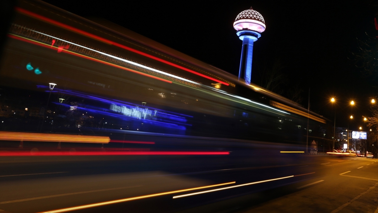 Ankara`nın simgesi Atakule Kosova bayrağı renklerine büründü