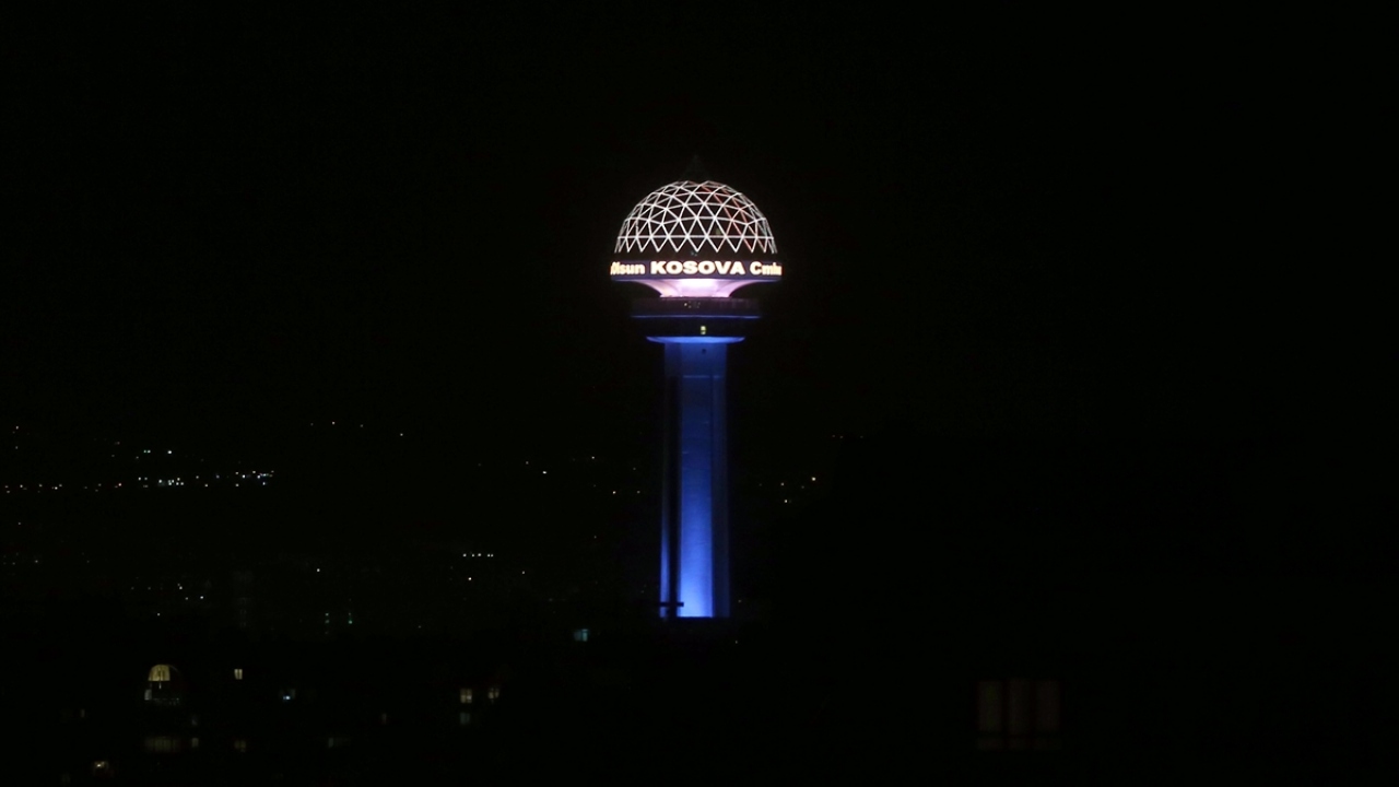 Ankara`nın simgesi Atakule Kosova bayrağı renklerine büründü