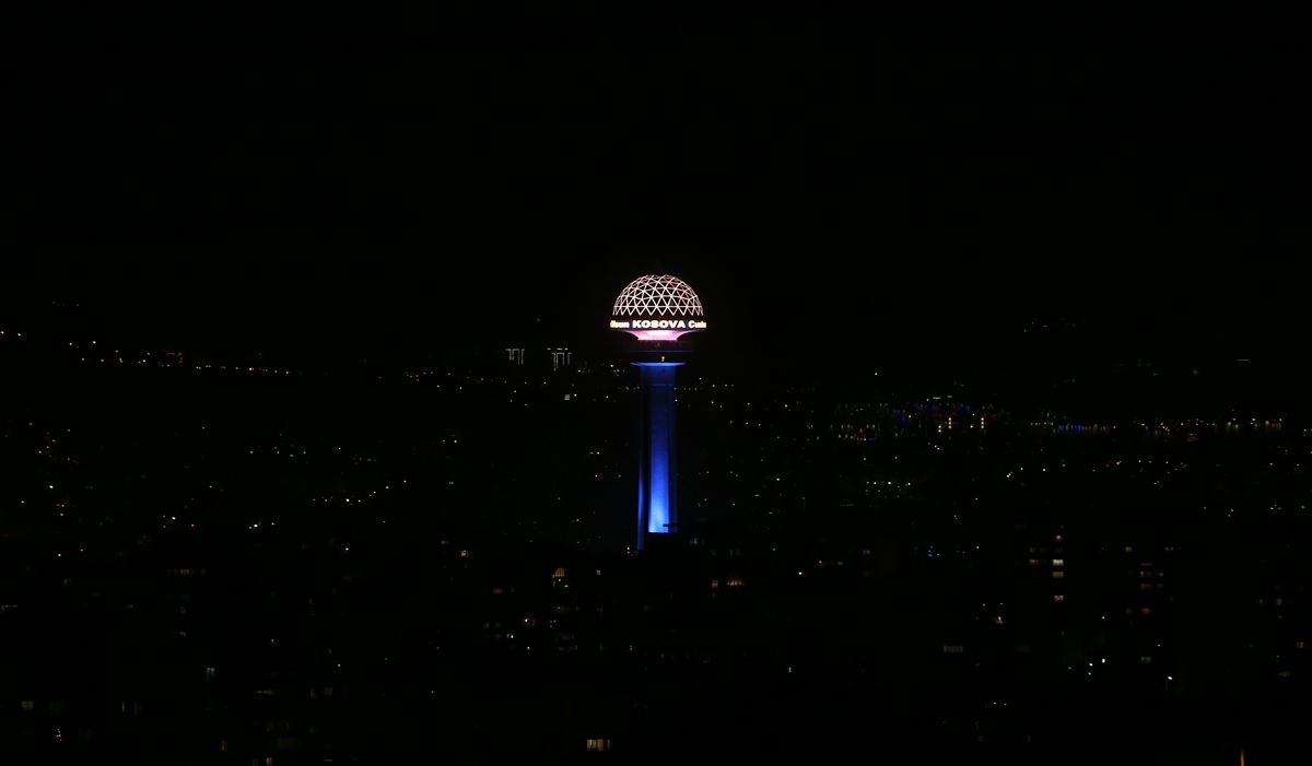 Ankara`nın simgesi Atakule Kosova bayrağı renklerine büründü