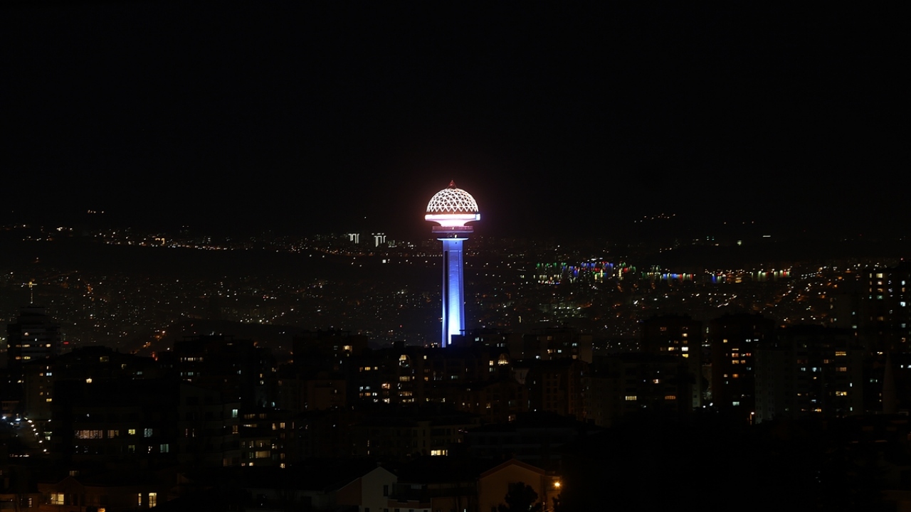 Ankara`nın simgesi Atakule Kosova bayrağı renklerine büründü