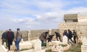 Esed güçleri mezarlıkları da yıkıyor