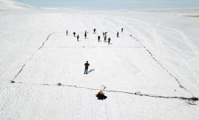 Buz tutan Çıldır Gölü'nde futbol keyfi yaptılar
