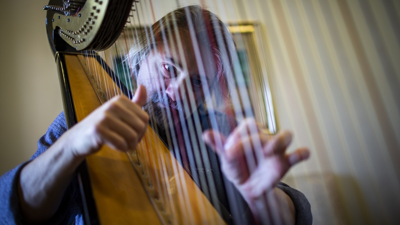 İzmir Devlet Senfoni Orkestrasının sanatçılara eşlik edeceği, metin yazarlığını Atilla Kılıç`ın yaptığı esere ilişkin besteci Kemal Günüç, prova sırasında açıklamalarda bulundu.