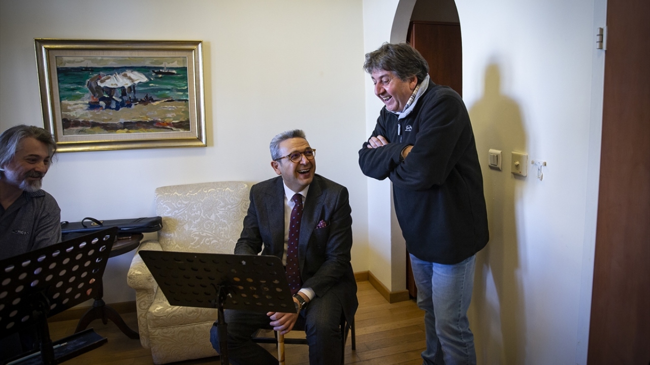 Eserin "Bereketli Hilal" isimli dördüncü bölümünde yoğun bir şekilde Türk ezgilerinin ve makamların sunulacağını kaydeden Günüç, tüm coğrafyayı içine alan sağlam ve dinamik bir melodik yapıyı konserde dinleyiciye sunacaklarını dile getirdi.