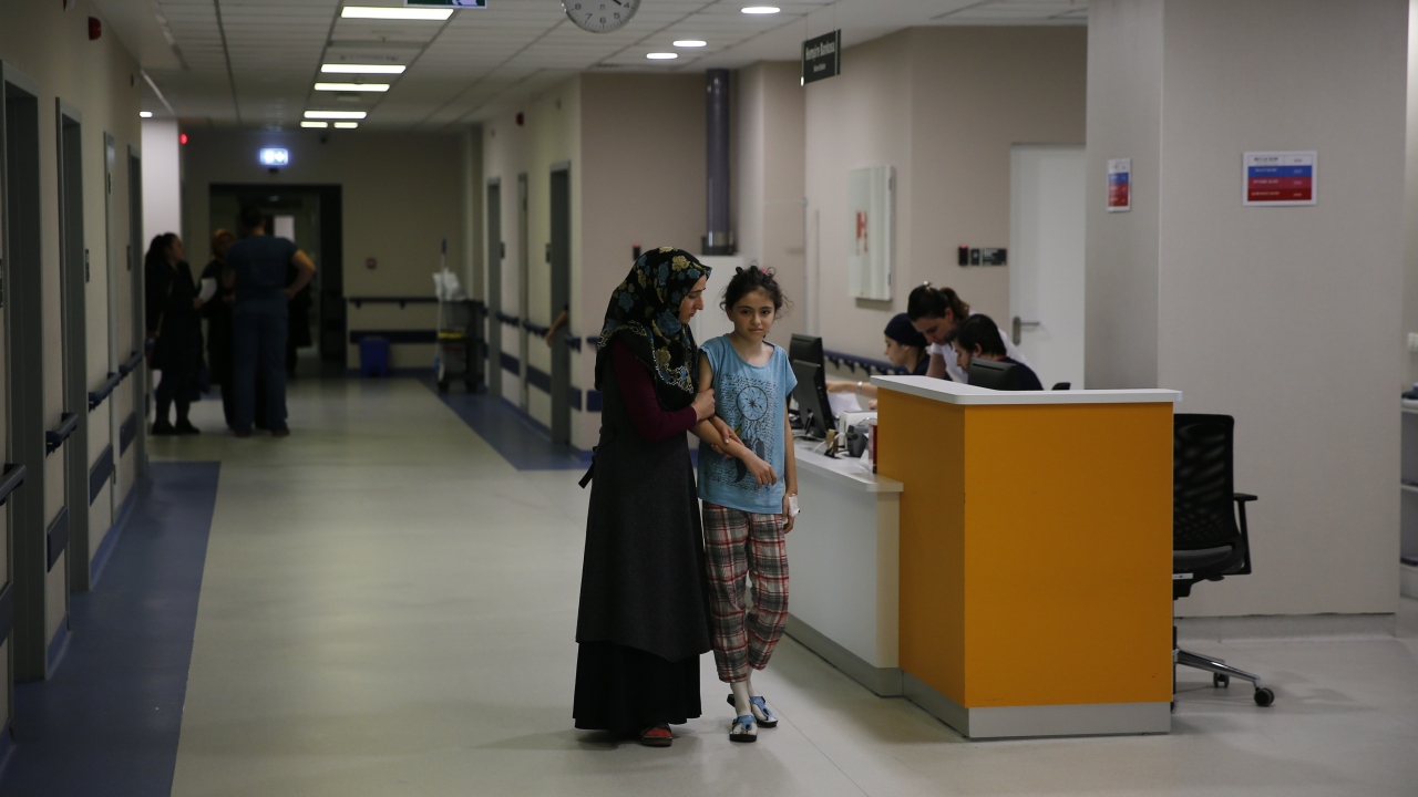 Skolyoz hastalığının tedavisinde kapalı yöntemle uygulanan ipli skolyoz ameliyatı, doğuştan omurga eğriliği bulunan Ayşenur`un yüzünü güldürdü.