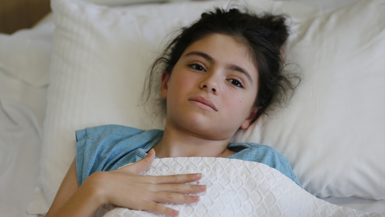 Ankara Şehir Hastanesi`nde Ortopedi Travmatoloji ve Göğüs Cerrahisi Ana Bilim Dalı hekimleri tarafından yapılan operasyonla, Ayşenur`un omurga eğriliği düzeltildi.