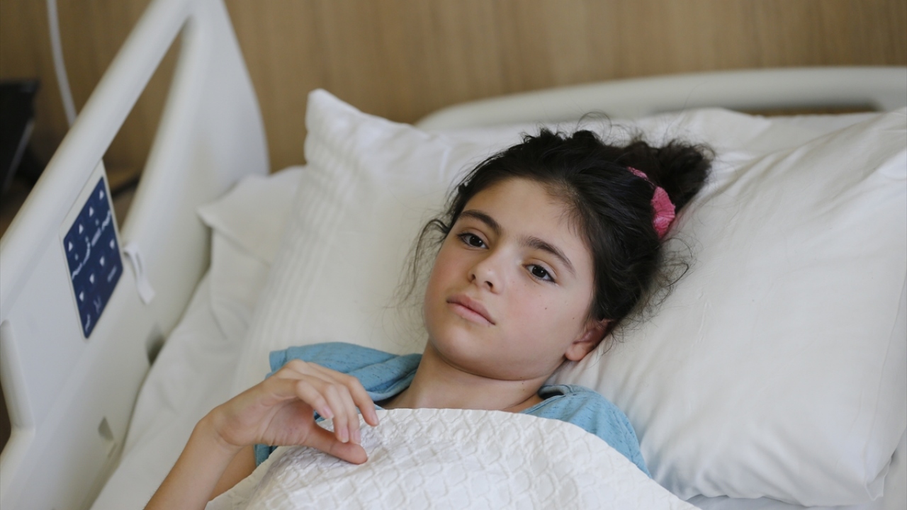 Ameliyat sonrasında kısa sürede yürümesi düzelen ve boyu uzayan Ayşenur Songur, "İyiyim, yürürken boyum uzadı. Çok mutluyum." dedi.