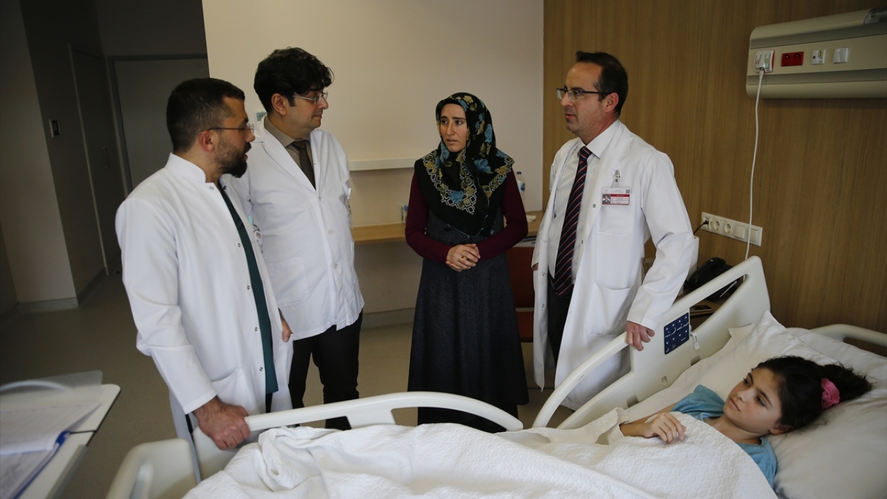 Aksekili, ipli skolyoz ameliyatının, Türkiye`de özel izinle nadir merkezlerde yapılan bir operasyon olduğunu aktardı.