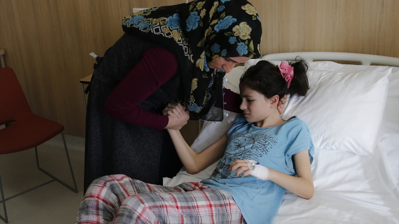 "Skolyoz ameliyatları daha az kesi ile yapılabiliyor"