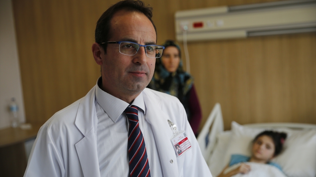Göğüs Cerrahisi Kliniği İdari Sorumlusu Prof. Dr. Bülent Koçer ise Ayşenur`un operasyonunun multidisipliner olarak değerlendirildiğini ifade etti.