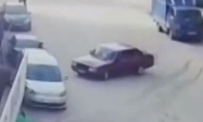 Kontrolden çıkan aracın altında kalmaktan son anda kurtuldu