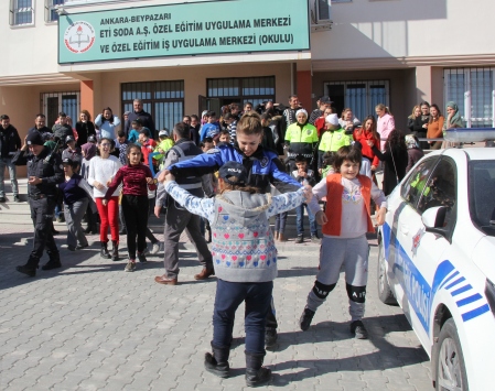 Beypazarı'nda polislerden Eti Soda AŞ Özel Eğitim Okuluna ziyaret