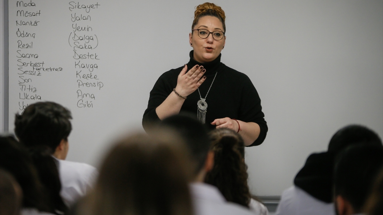 Karabağlar Halk Eğitim Müdürlüğü tarafından görevlendirilen bir işaret dili eğitmeni eşliğinde haftada 6 saat eğitim alan 1. ve 2. sınıf öğrencisi 50 doktor adayı, parmak alfabesi eğitimi alıyor.