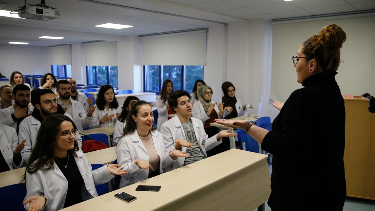 Tıp fakültesi 2. sınıf öğrencisi 20 yaşındaki Gökçe Göksu, hekimlik hayatında daha fazla insana sağlık hizmeti sunabilmek için bu kursa katılma kararı aldığını söyledi.