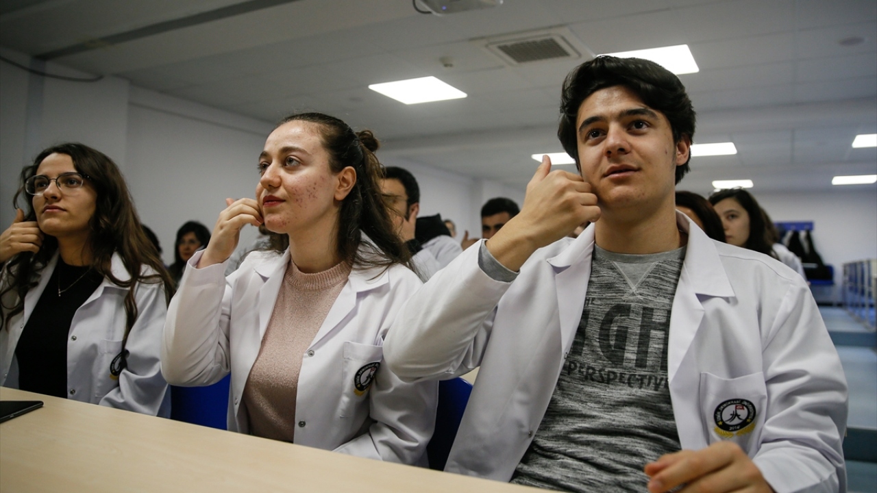 Tıp fakültesi öğrencisi Samet Ölmez de, "Kursun açılacağını öğrenince hemen başvurdum. İşaret dilini öğrendiğim için çok mutluyum artık bana tedavi olmak için gelecek işitme engellilerle rahat bir şekilde anlaşacağım." diye konuştu.
