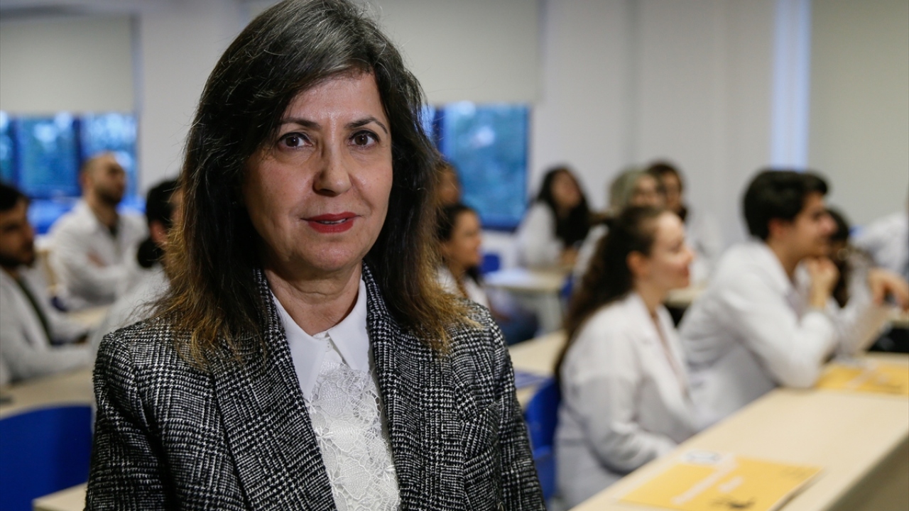 İzmir Demokrasi Üniversitesi Rektörü Prof. Dr. Bedriye Tunçsiper, yaptığı açıklamada, üniversitelerinin 2,5 yıl önce kurulduğunu, 5 bin 500 öğrenciye 35 lisans, 55 lisansüstü programda eğitim verdiklerini söyledi.