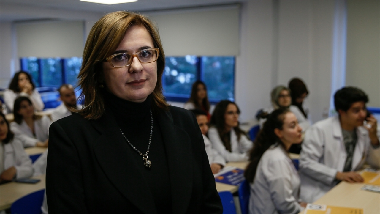 Tıp Fakültesi Dekan Prof. Dr. Berna Dirim Mete de öğrencilerinin çok şanslı olduğunu, kendisinin 25 yıllık hekim olmasına rağmen daha önce işaret dili öğrenmek gibi bir fırsatı olmadığını anlattı.