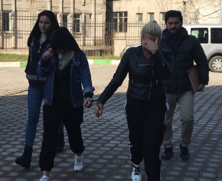 Kadını darbedip polise hakaret ettiği iddiasıyla 2 kadın gözaltına alındı