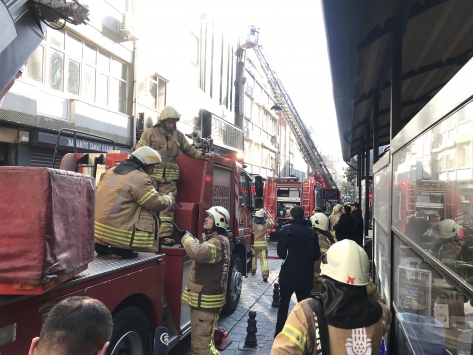 Kadıköy'de eğlence mekanında yangın