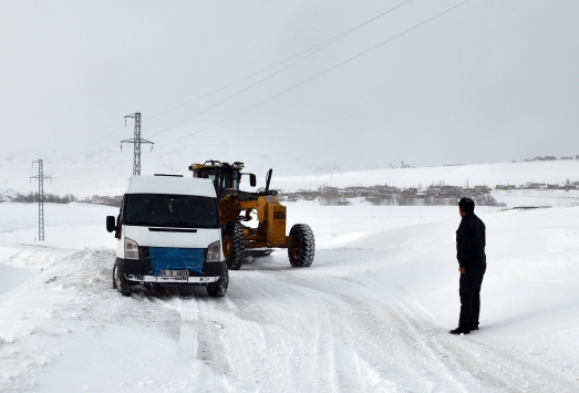 Ağrı'da kar ve tipi nedeniyle yolda mahsur kalan 13'ü öğrenci 15 kişi kurtarıldı