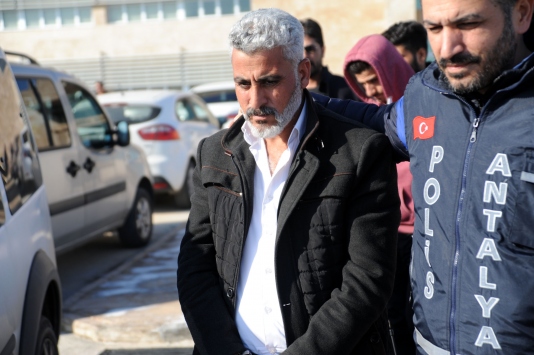 Antalya'da bir kişinin 21 bin dolarını gasbettikleri iddiasıyla 5 şüpheli yakalandı