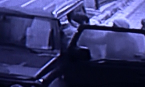 Aracını açınca hırsızı gördü, kapıyı kilitleyip yardım istedi