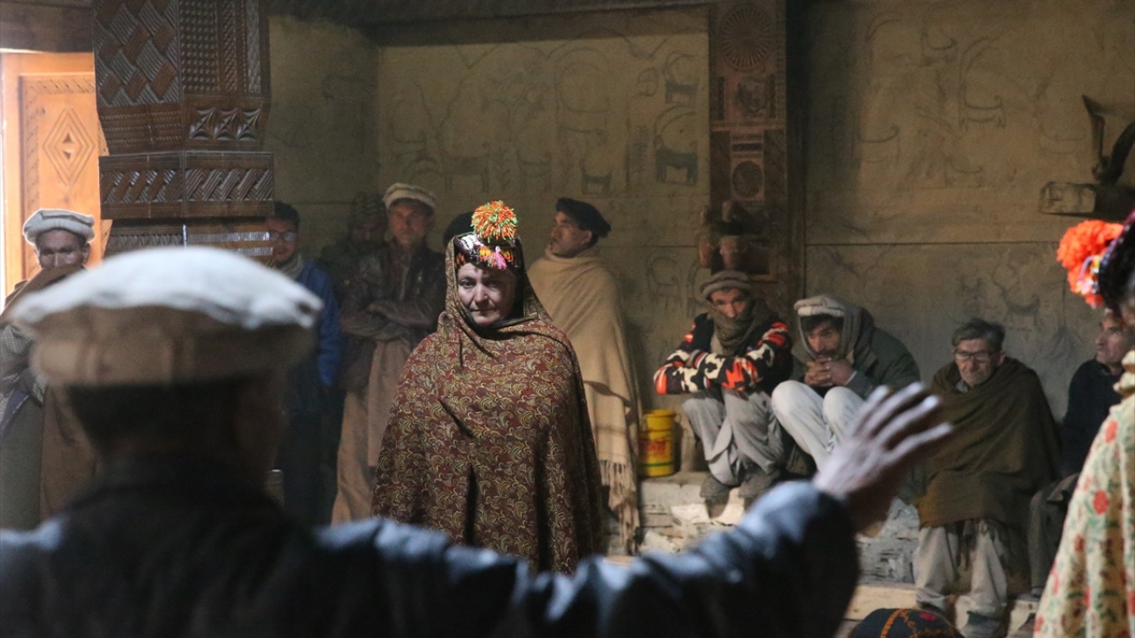  Pakistan`ın Hayber Pahtunhva eyaleti sınırlarında kalan Kalaş Deş adıyla bilinen üç vadide yaşayan yaklaşık 4 bin kişilik Kalaş halkı, geçmişte Kafiristan denen bölgenin halkı olarak biliniyor.