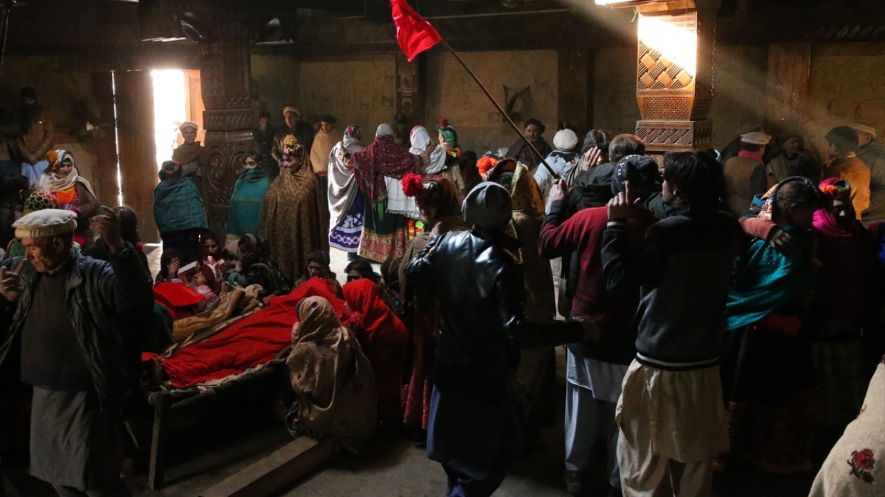 Yılın büyük kısmının soğuk geçtiği Kalaş Deş`te cenazeler tabutlarıyla birlikte toprağın üzerine bırakılıyor. 