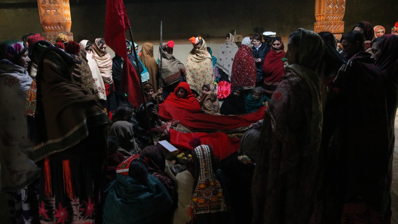 Kalaşlar ölülerin geri döneceğine inandığı için cenazeleri gömmüyor.