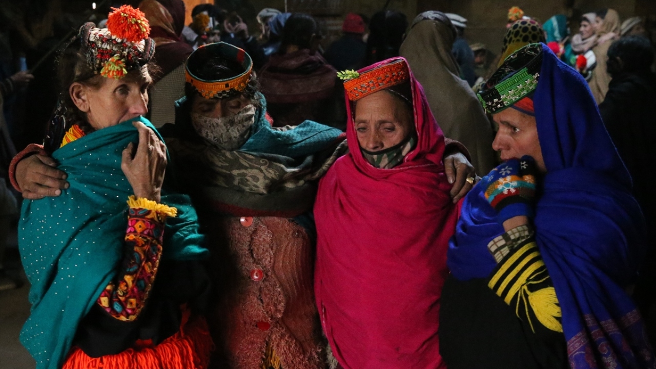 Ölen kişinin iyi bir yere gittiğine inanıldığı için cenaze törenlerinde danslar edilip cenaze sahiplerine para takılıyor. 