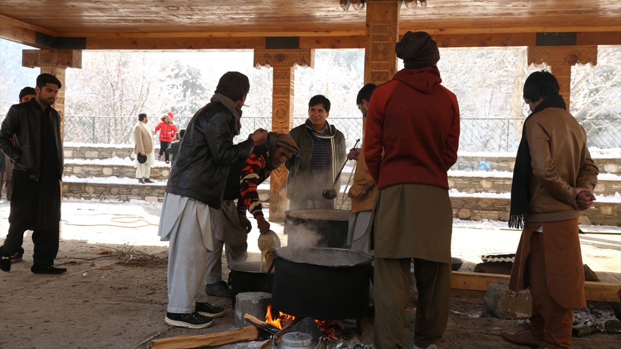 Takılan paralarla bir gün sonra halka dağıtılacak yemek için alışveriş yapılırken yemeğe mazereti olmaksızın gelmemek hakaret kabul ediliyor.