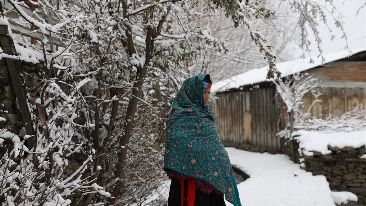 Kalaş halkını Pakistanlıların genelinden ayıran bir diğer özellik ise açık tenli olmaları ve kadınların renkli kıyafetleri.